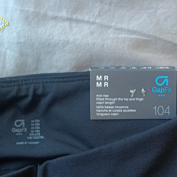 GapFit Mid Rise Capri - Picture 7 of 13